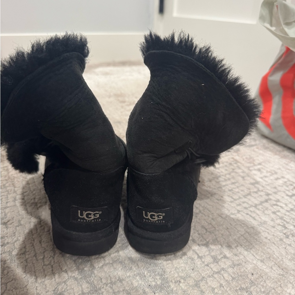 UGG Bailey Button. Black size 8.
